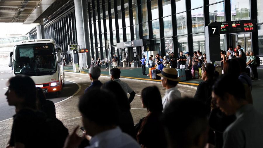 Hujan ekstrem menyebabkan ribuan orang terjebak di Bandara Internasional Narita, Chiba, Jepang, Jumat (14/8/2026). (REUTERS/Issei Kato)