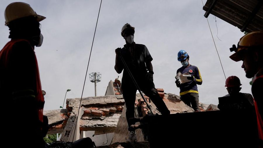 im penyelamat berkompetisi menembus masa kritis 72 jam pertama demi menemukan korban selamat pasca gempa bumi magnitudo 7,4 nan menewaskan 265 jiwa di Kolombia barat, Sabtu (15/8/2026). (REUTERS/Sergio Acero)