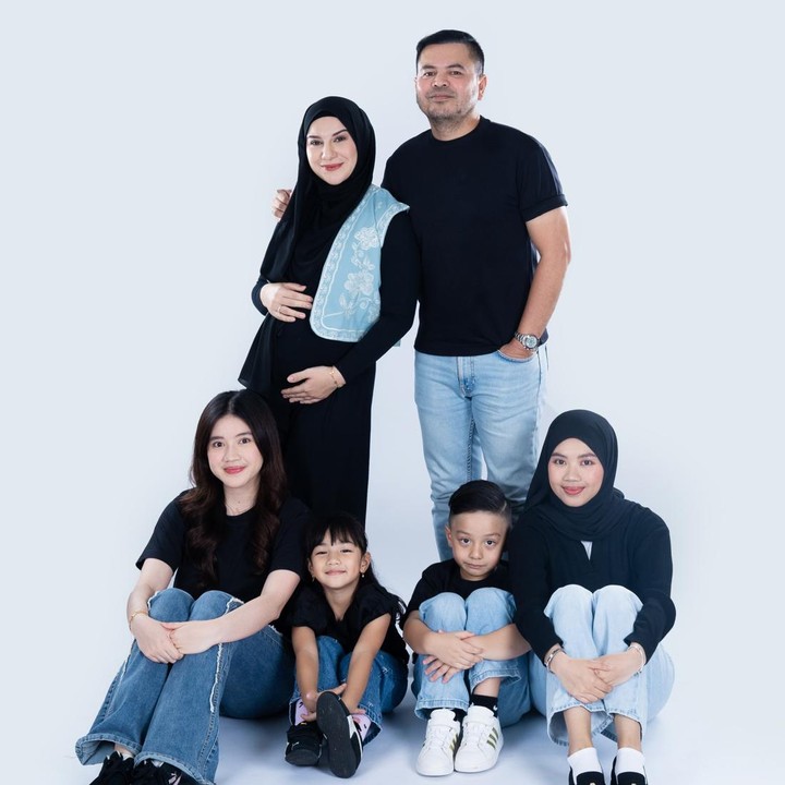 Kehamilan&nbsp;Irish kini sudah memasuki usia 4 bulan.&nbsp;Ia mengungkap kehamilan tersebut didapat setelah dirinya dan Haldy Sabri menjalani program bayi tabung atau IVF di Malaysia. Perjalanan mendapatkan kehamilan ini membuat Haldy Sabri kini lebih protektif terhadap Irish Bella. Ia mengaku lebih sering mengingatkan sang istri agar tidak terlalu lelah. Foto: Instagram @irishbella