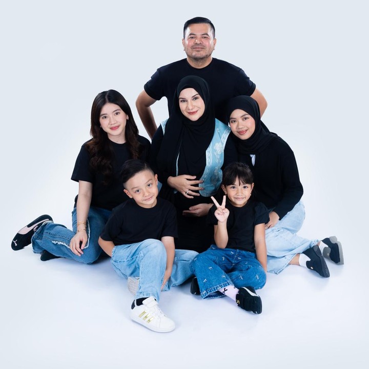 Irish Bella baru saja mengumumkan kehamilan anak pertamanya bersama Haldy Sabri. Ia pun mengabadikan momen ini bersama keempat anaknya. Irish menguugah beberapa foto maternity shoot dengan style kasual&nbsp;yang senada. Irish dan Haldy kompak mengenakan atasan hitam dengan bawahan blue jeans berlatar putih.&nbsp; Intip yuk.&nbsp;Foto: Instagram @irishbella