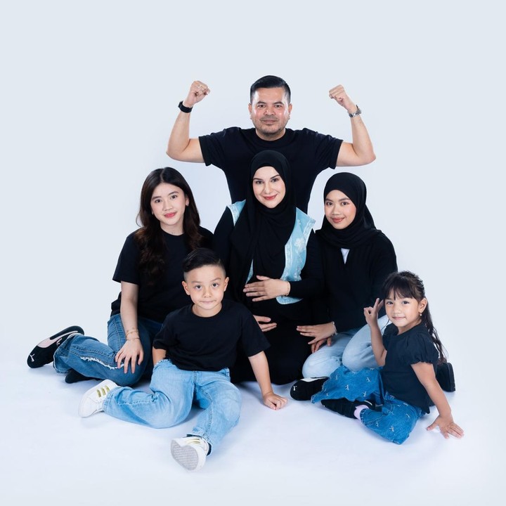 Irish mengungkap dirinya tengah mengandung anak pertama&nbsp;dengan Haldy Sabri. Irish Bella resmi menikah dengan Haldy Sabri pada 19 Oktober 2024.&nbsp;<br />Pernikahan Haldy Sabri dan Irish Bella digelar tertutup dan hanya dihadiri oleh keluarga inti dan kerabat dekat. Pernikahan tersebut digelar di kediaman Irish Bella di kawasan Cinere, Depok.&nbsp;Foto: Instagram @irishbella<br /><br />