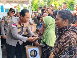 Kapolda NTT Salurkan 100 Paket Bantuan untuk Korban Gempa di Sikka