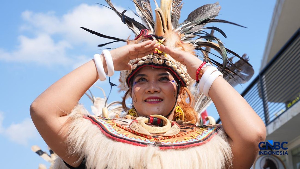 IKN Panas Mendidih! Peserta Karnaval Budaya Sembunyi dari Matahari
