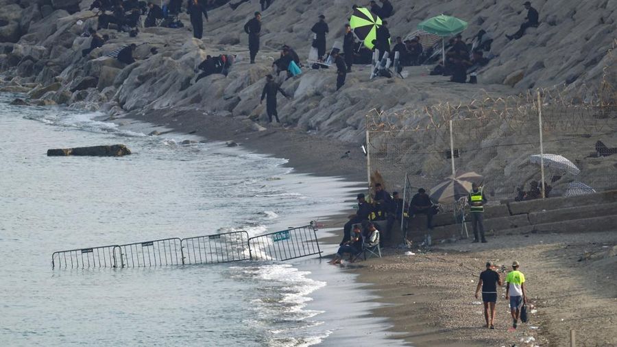 Pemerintah Spanyol mulai memasang penghalang sepanjang 500 meter di perbatasan laut antara wilayah otonom Ceuta dan Maroko, menyusul gelombang besar migran nan menewaskan sedikitnya 67 orang. (REUTERS/Pedro Nunes)