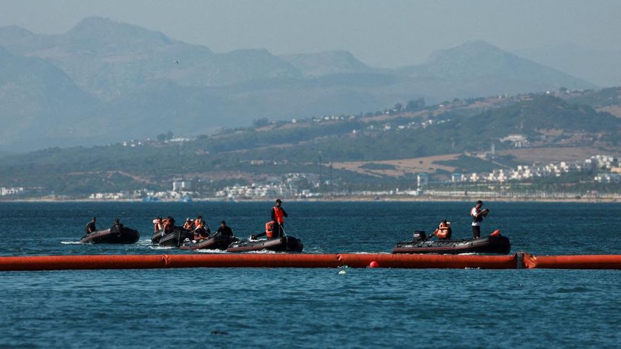 Pemerintah Spanyol mulai memasang penghalang sepanjang 500 meter di perbatasan laut antara wilayah otonom Ceuta dan Maroko, menyusul gelombang besar migran nan menewaskan sedikitnya 67 orang.