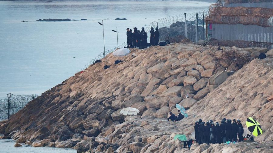 Pemerintah Spanyol mulai memasang penghalang sepanjang 500 meter di perbatasan laut antara wilayah otonom Ceuta dan Maroko, menyusul gelombang besar migran nan menewaskan sedikitnya 67 orang. (REUTERS/Pedro Nunes)