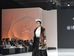 Bupati Brebes Ikut Catwalk di Jogja Fashion Week, Pamerkan Batik Salem
