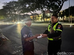 Berbagi Nasi Bungkus Usai Subuhan oleh Satlantas Polresta Sidoarjo