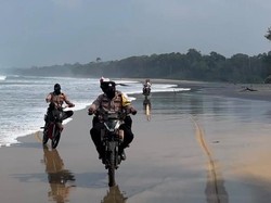 Perjalanan 9 Jam Polisi Antar Bendera Merah Putih ke Wilayah 3T di Pesisir Barat