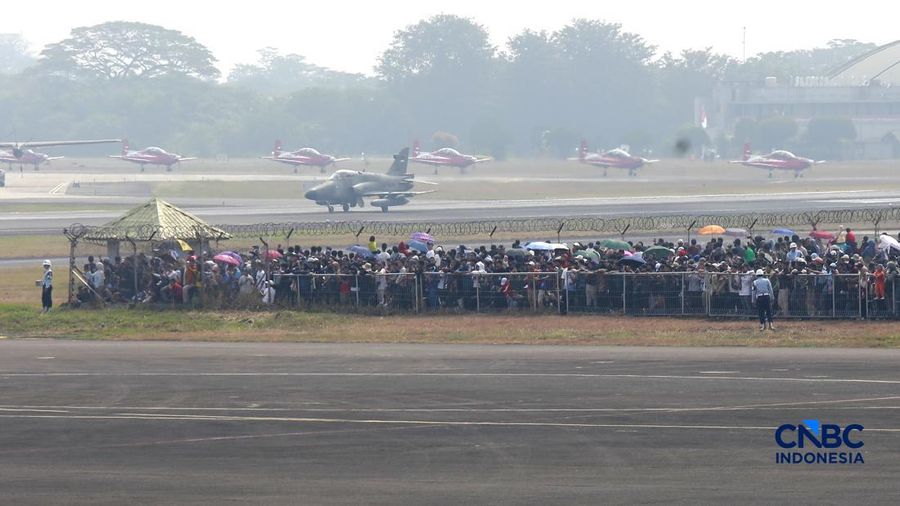 Ratusan warga, termasuk orang tua nan membawa anak-anak, antusias menyaksikan langsung pesawat-pesawat TNI AU Kegiatanopen baseini digelar dalam rangka menyambut HUT ke-81 RI di Terminal Selatan Lanud Halim Perdanakusuma, Jakarta, Sabtu, (15/8/2026)