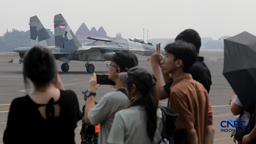 Ratusan warga, termasuk orang tua nan membawa anak-anak, antusias menyaksikan langsung pesawat-pesawat TNI AU Kegiatanopen baseini digelar dalam rangka menyambut HUT ke-81 RI di Terminal Selatan Lanud Halim Perdanakusuma, Jakarta, Sabtu, (15/8/2026)