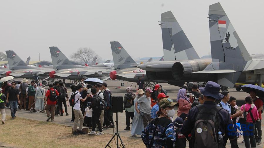 Ratusan warga, termasuk orang tua nan membawa anak-anak, antusias menyaksikan langsung pesawat-pesawat TNI AU Kegiatanopen baseini digelar dalam rangka menyambut HUT ke-81 RI di Terminal Selatan Lanud Halim Perdanakusuma, Jakarta, Sabtu, (15/8/2026)