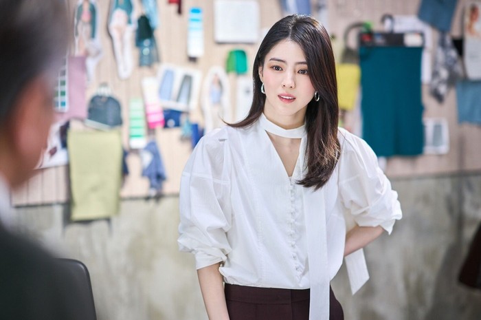 Remake Korea dari film Hollywood The Intern ini juga hadir dengan sentuhan budaya kerja Korea. Beauties, siap melihat chemistry Han So Hee dan Choi Min Sik? Film The Intern dijadwalkan tayang di bioskop pada 16 September 2026/Foto: warnerbros.korea