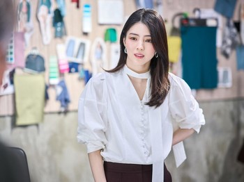 Remake Korea dari film Hollywood The Intern ini juga hadir dengan sentuhan budaya kerja Korea. Beauties, siap melihat chemistry Han So Hee dan Choi Min Sik? Film The Intern dijadwalkan tayang di bioskop pada 16 September 2026/Foto: warnerbros.korea
