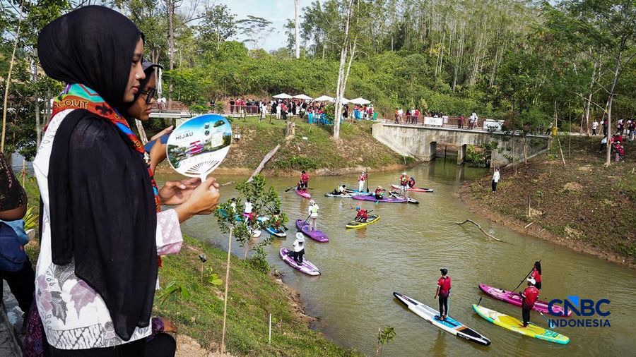 Ribuan penduduk menghadiri aktivitas penanaman pohon dalam rangka menyambut HUT ke-81 Kemerdekaan Indonesia di Embung Sanggai, Kawasan Inti Pusat Pemerintahan (KIPP) IKN, Penajam Paser Utara, Kalimantan Timur, Sabtu (15/8/2026).