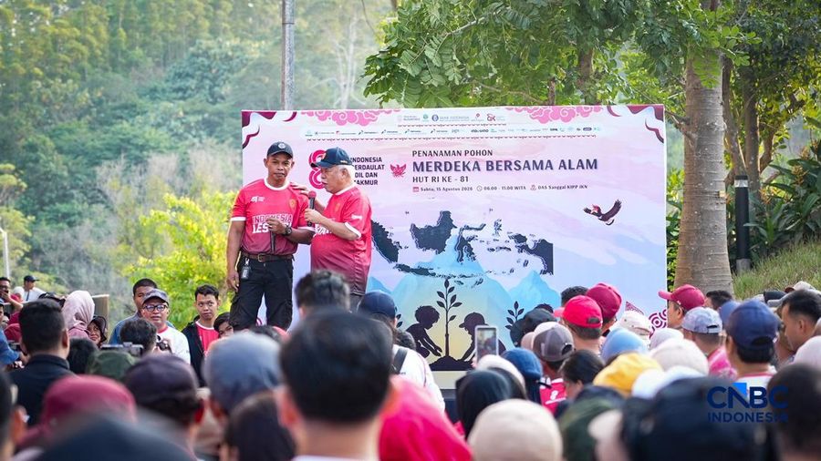 Ribuan penduduk menghadiri aktivitas penanaman pohon dalam rangka menyambut HUT ke-81 Kemerdekaan Indonesia di Embung Sanggai, Kawasan Inti Pusat Pemerintahan (KIPP) IKN, Penajam Paser Utara, Kalimantan Timur, Sabtu (15/8/2026). (CNBC Indonesia/Tias Budi