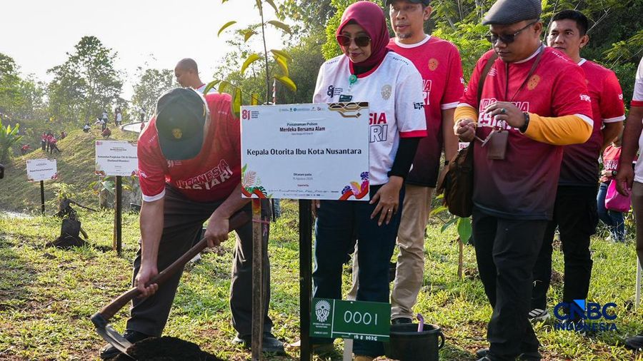 Ribuan penduduk menghadiri aktivitas penanaman pohon dalam rangka menyambut HUT ke-81 Kemerdekaan Indonesia di Embung Sanggai, Kawasan Inti Pusat Pemerintahan (KIPP) IKN, Penajam Paser Utara, Kalimantan Timur, Sabtu (15/8/2026).