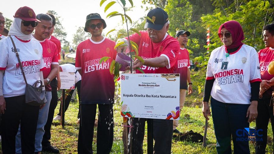 Ribuan penduduk menghadiri aktivitas penanaman pohon dalam rangka menyambut HUT ke-81 Kemerdekaan Indonesia di Embung Sanggai, Kawasan Inti Pusat Pemerintahan (KIPP) IKN, Penajam Paser Utara, Kalimantan Timur, Sabtu (15/8/2026).