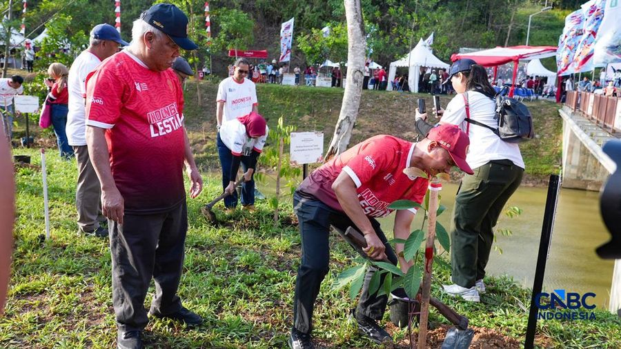 Ribuan penduduk menghadiri aktivitas penanaman pohon dalam rangka menyambut HUT ke-81 Kemerdekaan Indonesia di Embung Sanggai, Kawasan Inti Pusat Pemerintahan (KIPP) IKN, Penajam Paser Utara, Kalimantan Timur, Sabtu (15/8/2026).