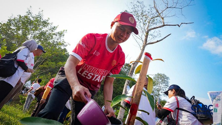 Ribuan penduduk menghadiri aktivitas penanaman pohon dalam rangka menyambut HUT ke-81 Kemerdekaan Indonesia di Embung Sanggai, Kawasan Inti Pusat Pemerintahan (KIPP) IKN, Penajam Paser Utara, Kalimantan Timur, Sabtu (15/8/2026).