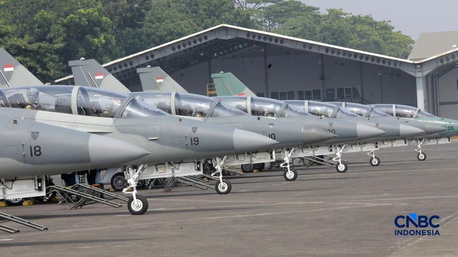Sejumlah pesawat tempur TNI Angkatan Udara bersiap lepas landas saat latihan demo udara untuk memperingati HUT ke-81 TNI di Terminal Selatan Lanud Halim Perdanakusuma, Jakarta, Sabtu, (15/8/2026). (CNBC Indonesia/Muhammad Sabki)