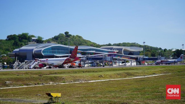 Sejumlah pesawat terparkir di Bandara Komodo, Labuan Bajo, NTT. (CNNIndonesia/Petrus)
