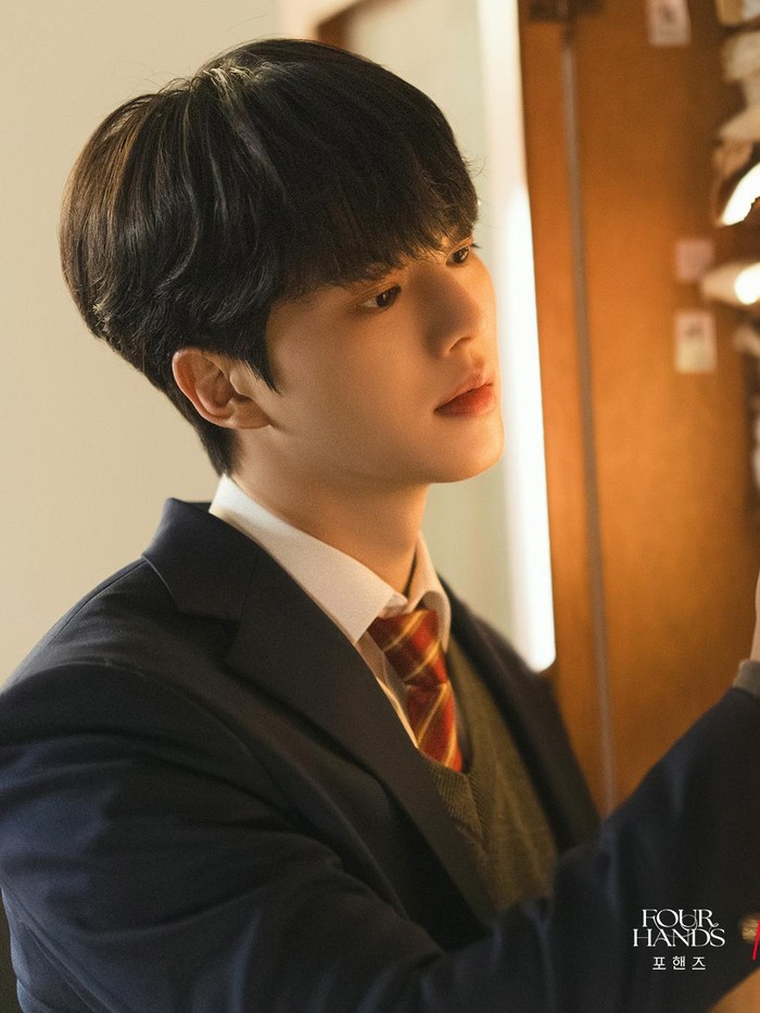 Berasal dari keluarga kaya raya dengan keterampilan luar biasa, Kang Bi Oh melakukan hal tersebut agar mendapatkan pengakuan dari keluarga, terutama sang kakek./ Foto: tvN