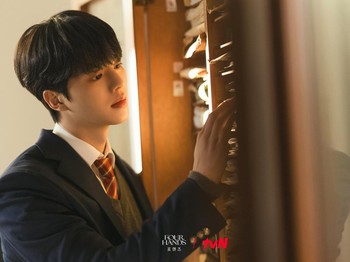 Berasal dari keluarga kaya raya dengan keterampilan luar biasa, Kang Bi Oh melakukan hal tersebut agar mendapatkan pengakuan dari keluarga, terutama sang kakek./ Foto: tvN