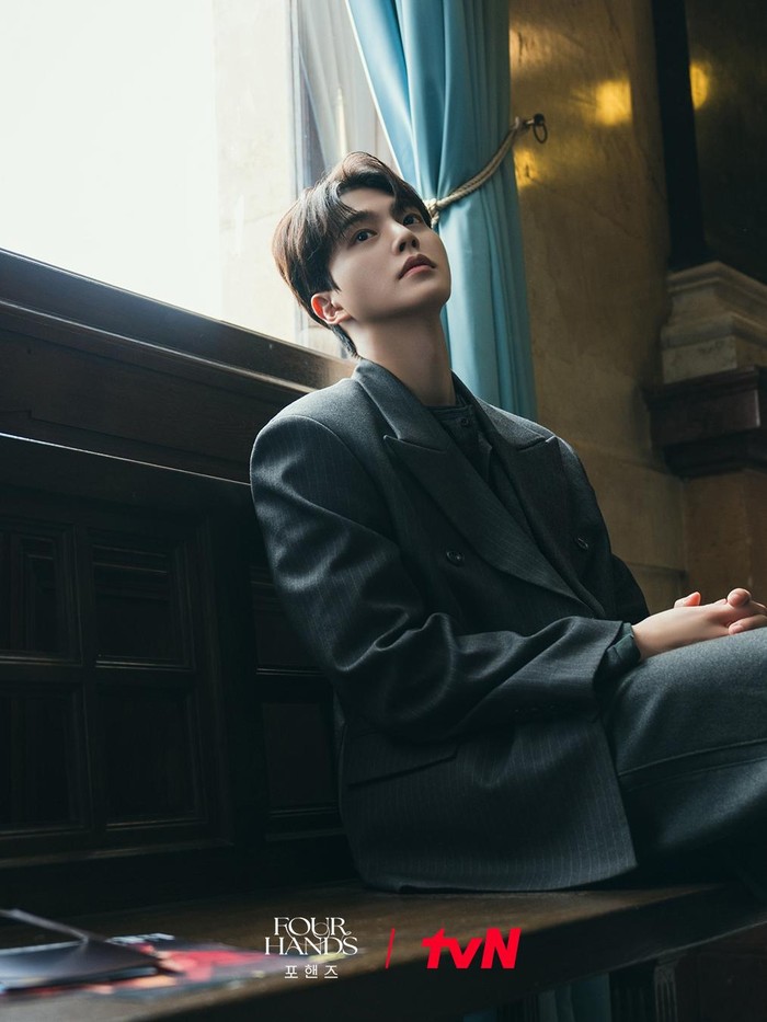 Kang Bi Oh yang 'sempurna' perlahan-lahan merasakan posisinya bisa terenggut setelah kehadiran murid pindahan bernama Choi Jeong Yo (Lee Jun Young)./ Foto: tvN