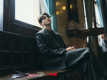 Kang Bi Oh yang 'sempurna' perlahan-lahan merasakan posisinya bisa terenggut setelah kehadiran murid pindahan bernama Choi Jeong Yo (Lee Jun Young)./ Foto: tvN