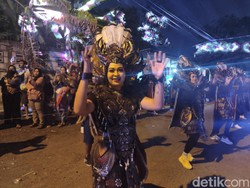 Karnaval HUT ke-81 RI di Sidoarjo Ini Dimeriahkan Sound Horeg-Dancer