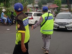 Long Weekend, Polisi-Supeltas Urai Kepadatan di Jalur Alternatif Puncak Bogor