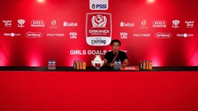 Pelatih Putri Nusantara, Takumi Taniguchi, menghadiri konferensi pers setelah pertandingan melawan Thailand.