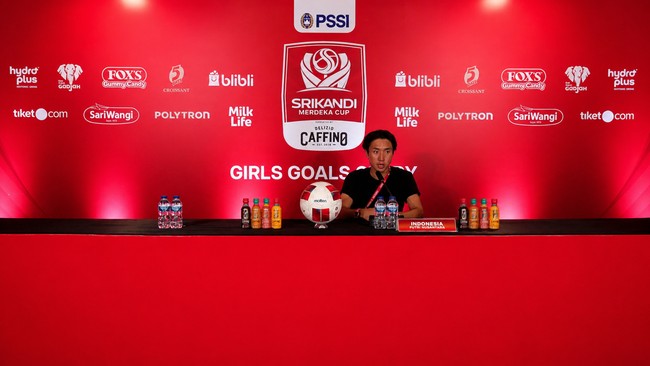 Pelatih Putri Nusantara, Takumi Taniguchi, menghadiri konferensi pers setelah pertandingan melawan Thailand.