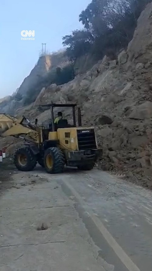 Tanah Longsor di Bajawa-Ende Bikin Jalan Putus Total