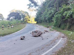 Tebing Longsor Tutup Jalan Usai Gempa di Flores, Kementerian PU Turun Tangan