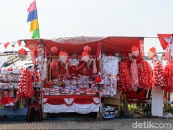 Sehari Cuma Laku Satu, Pedagang Bendera Kobar Tunggu Detik-Detik Akhir