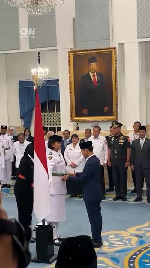 Momen Gibran Kukuhkan 76 Anggota Paskibraka di Istana Negara