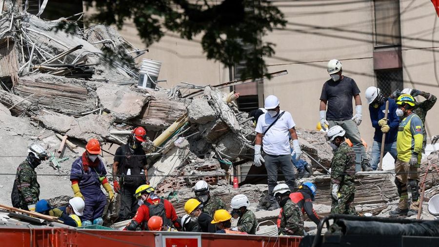 Tim penyelamat berkompetisi menembus masa kritis 72 jam pertama demi menemukan korban selamat pasca gempa bumi magnitudo 7,4 nan menewaskan 265 jiwa di Kolombia barat, Sabtu (15/8/2026). (REUTERS/Raquel Cunha)