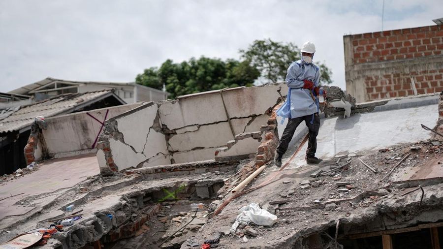 Tim penyelamat berkompetisi menembus masa kritis 72 jam pertama demi menemukan korban selamat pasca gempa bumi magnitudo 7,4 nan menewaskan 265 jiwa di Kolombia barat, Sabtu (15/8/2026). (REUTERS/Sergio Acero)