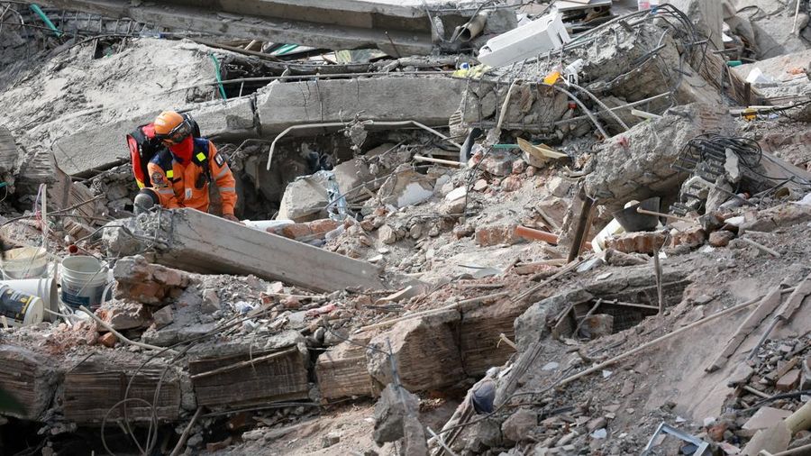 Tim penyelamat berkompetisi menembus masa kritis 72 jam pertama demi menemukan korban selamat pasca gempa bumi magnitudo 7,4 nan menewaskan 265 jiwa di Kolombia barat, Sabtu (15/8/2026). (REUTERS/Raquel Cunha)