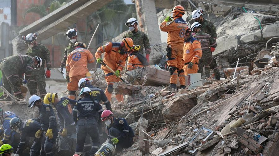Tim penyelamat berkompetisi menembus masa kritis 72 jam pertama demi menemukan korban selamat pasca gempa bumi magnitudo 7,4 nan menewaskan 265 jiwa di Kolombia barat, Sabtu (15/8/2026).
