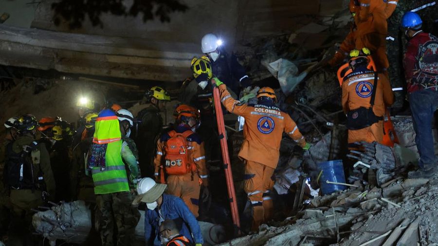 Tim penyelamat berkompetisi menembus masa kritis 72 jam pertama demi menemukan korban selamat pasca gempa bumi magnitudo 7,4 nan menewaskan 265 jiwa di Kolombia barat, Sabtu (15/8/2026). (REUTERS/Raquel Cunha)