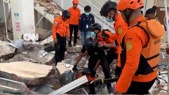Tim SAR Evakuasi Korban di Puing Bangunan Usai Gempa NTT