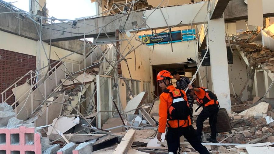 Tim SAR melakukan penyisiran gedung Pelabuhan Laurentius Say Maumere nan rusak akibat gempa di Kabupaten Sikka, Nusa Tenggara Timur (NTT), Sabtu (15/8/2026). (REUTERS/Stringer)