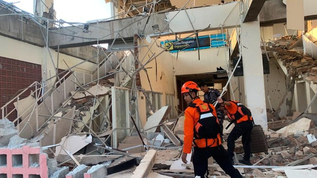 Tembok Rata Tanah, Potret Pelabuhan Maumere Hancur Dihantam Gempa M7,7