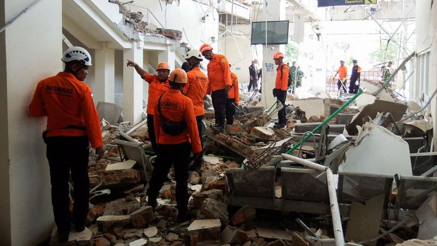 Tim SAR melakukan penyisiran gedung Pelabuhan Laurentius Say Maumere nan rusak akibat gempa di Kabupaten Sikka, Nusa Tenggara Timur (NTT), Sabtu (15/8/2026). (REUTERS/Stringer)
