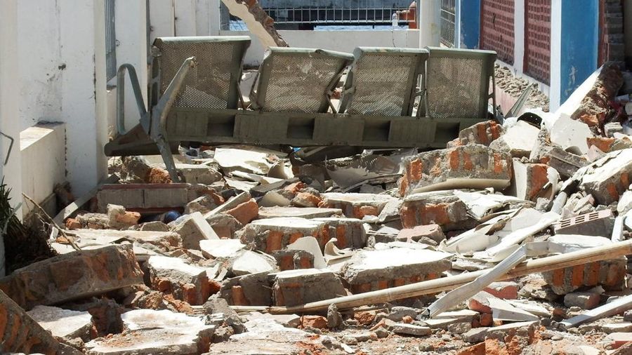 Tim SAR melakukan penyisiran gedung Pelabuhan Laurentius Say Maumere nan rusak akibat gempa di Kabupaten Sikka, Nusa Tenggara Timur (NTT), Sabtu (15/8/2026). (REUTERS/Stringer)