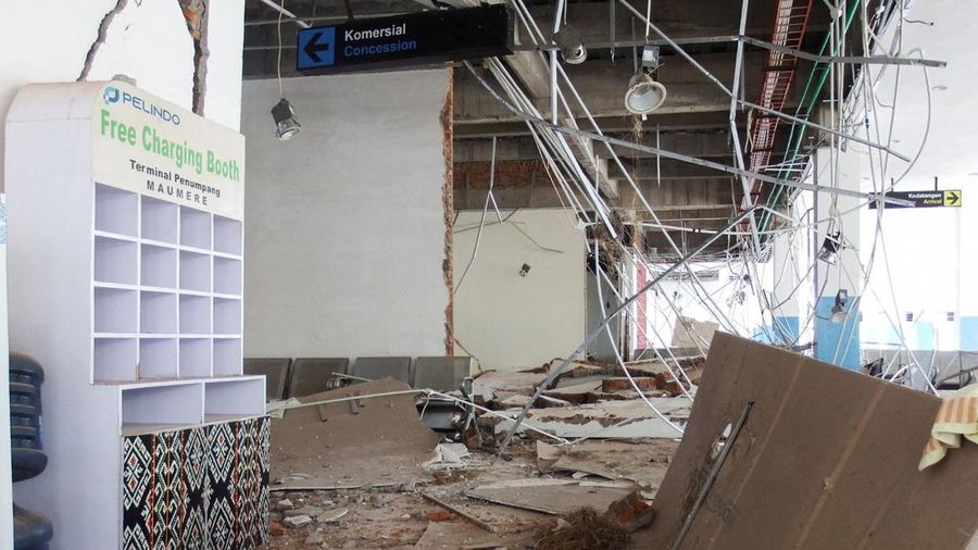 Tim SAR melakukan penyisiran gedung Pelabuhan Laurentius Say Maumere nan rusak akibat gempa di Kabupaten Sikka, Nusa Tenggara Timur (NTT), Sabtu (15/8/2026). (REUTERS/Stringer)