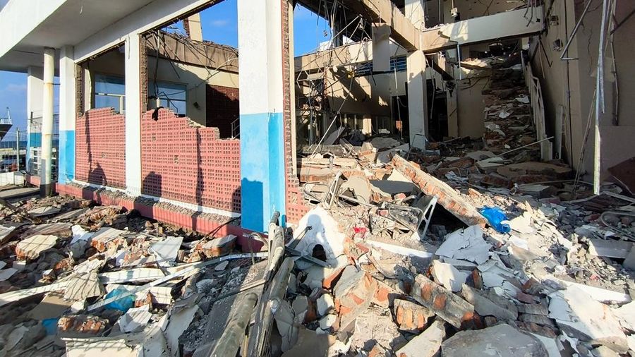Tim SAR melakukan penyisiran gedung Pelabuhan Laurentius Say Maumere nan rusak akibat gempa di Kabupaten Sikka, Nusa Tenggara Timur (NTT), Sabtu (15/8/2026). (REUTERS/Stringer)